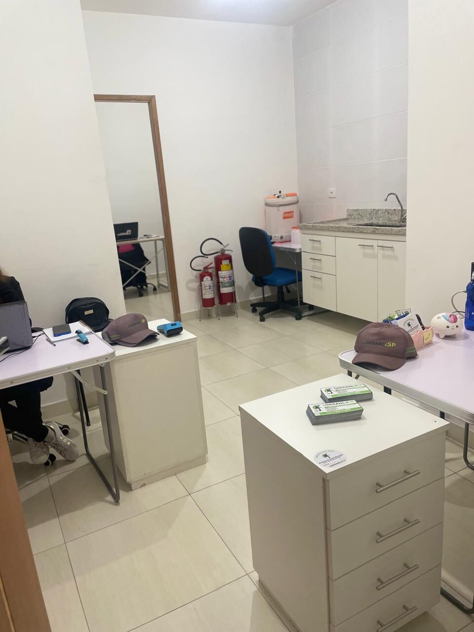Sede da Liderança SP — escritório organizado com materiais e identidade visual da empresa